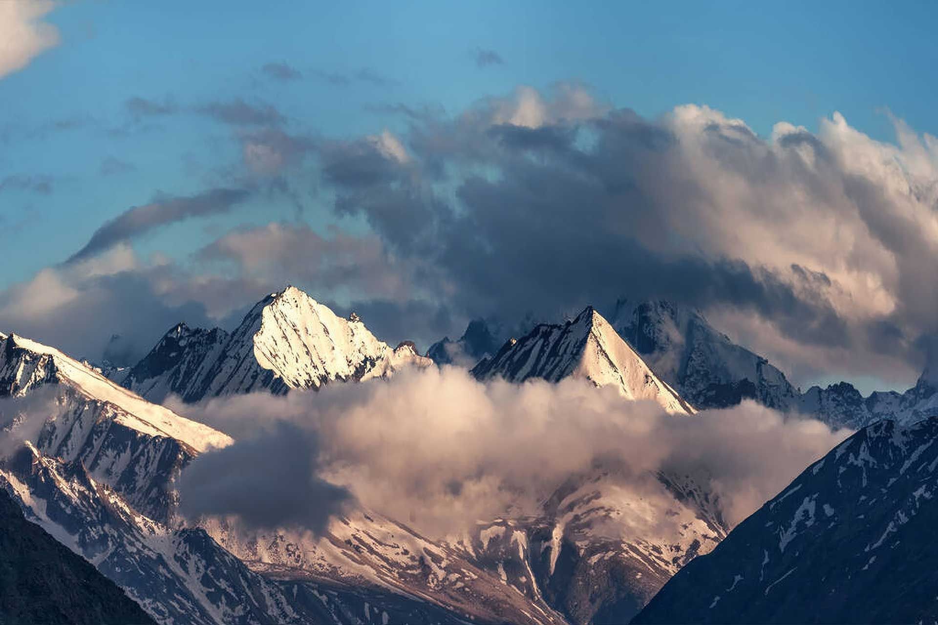 Lost in the Himalayas: The Epic History of Tibetan Exploration
